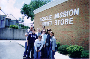 group of students in front of the Rescue Mission Thrift Store