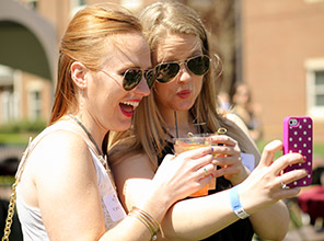 Alumni posing for a selfie
