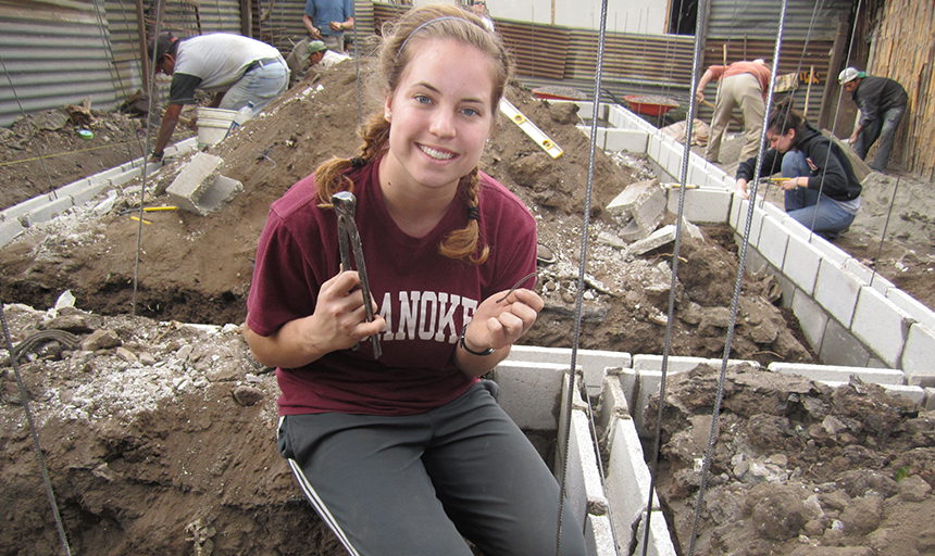 A Roanoke college student working with Constru Casa in Guatemala