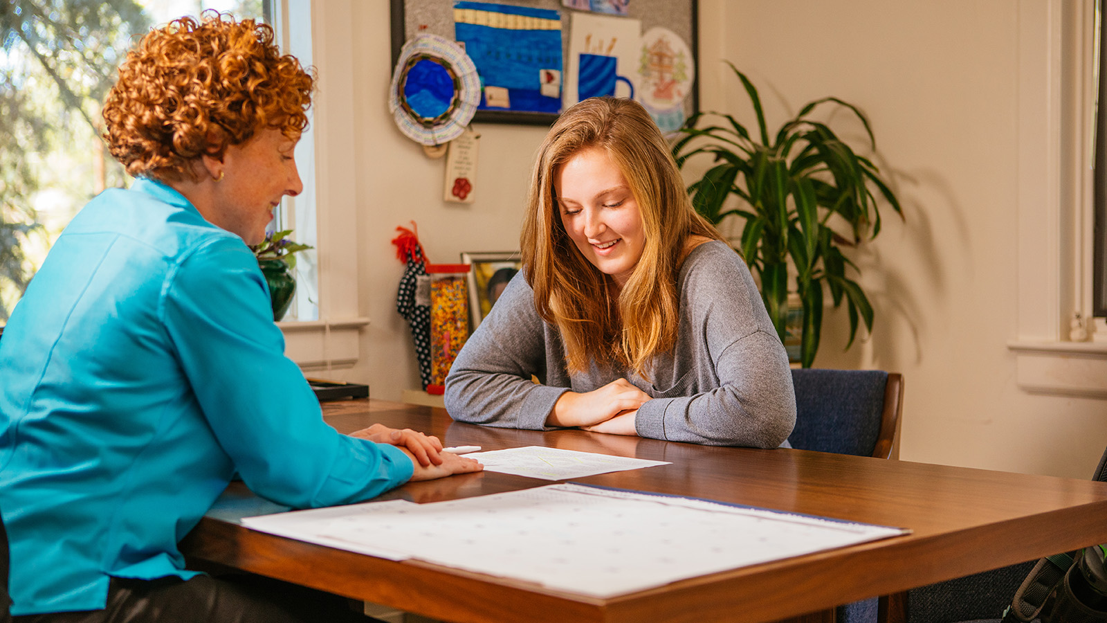 Kelly Dalaski meets with a student for career planning.