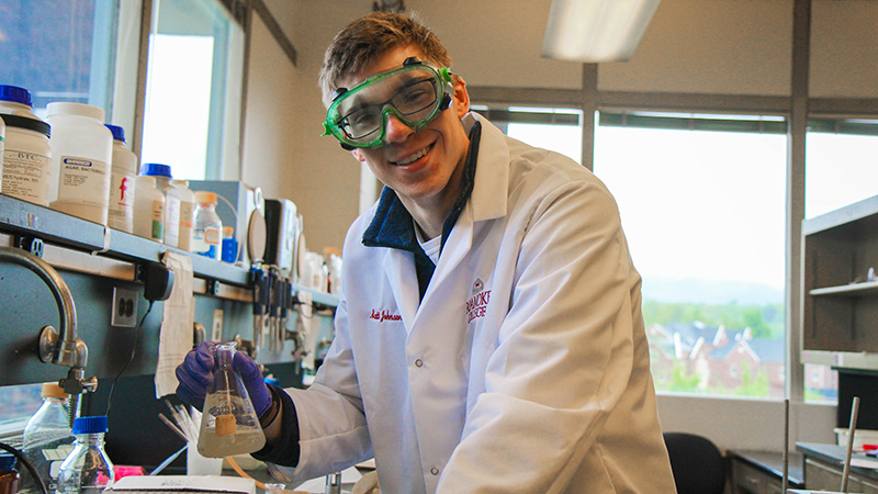 Matthew Johnson '19 in a Roanoke College laboratory