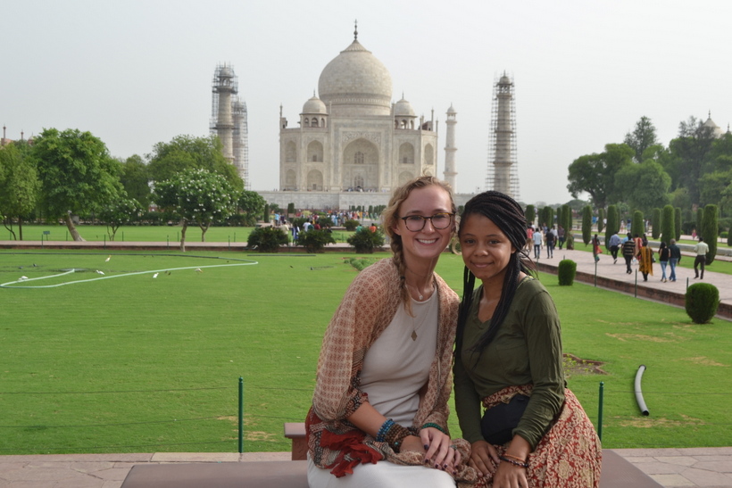 Students in front of the Taj Mahal