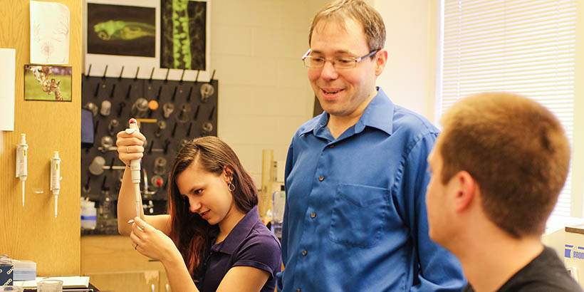 Chris Lassiter working with students doing research