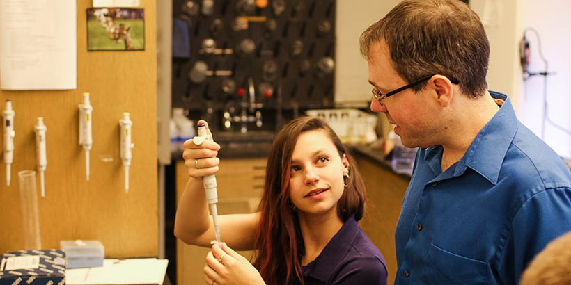 Chris Lassiter helping a student doing research