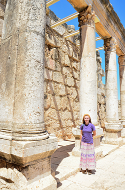 Student in front of a 4th century synagogue