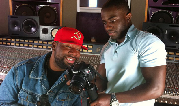 Karim Rashad showing someone a photo
