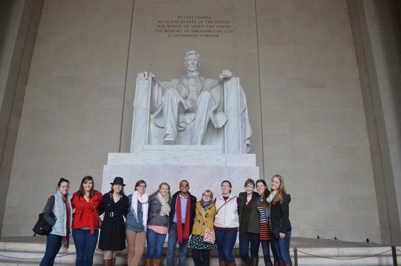 Students at the Lincoln memorial