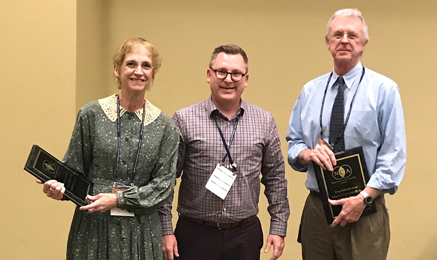 Drs. Darwin Jorgensen and Cheryl Jorgensen-Earp win top paper award at communications conferencenews image