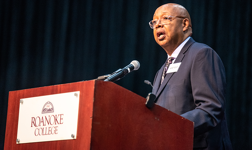 Leonard Pitts speaks at a Roanoke College podium