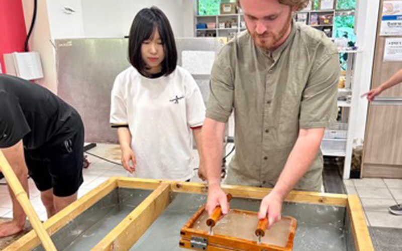 Roanoke students making Hanji, Korean traditional paper