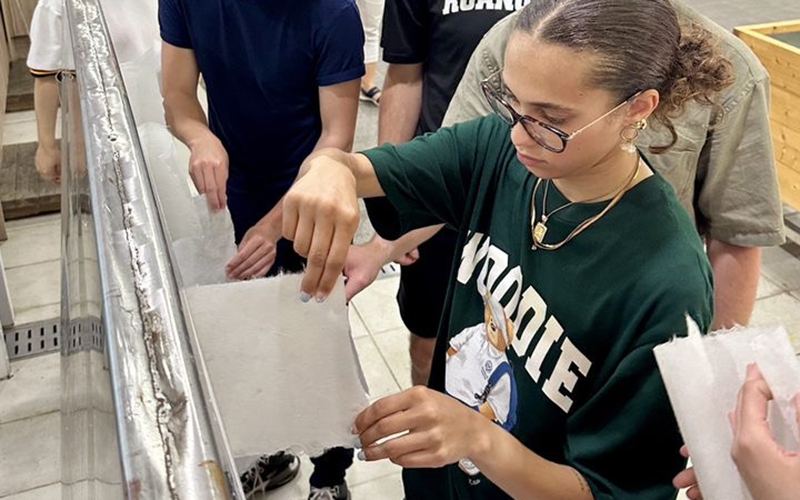 Roanoke students making Hanji, Korean traditional paper