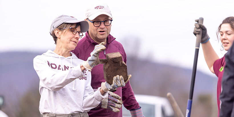 President Shushok and Reverend Shushok look closer at a brick