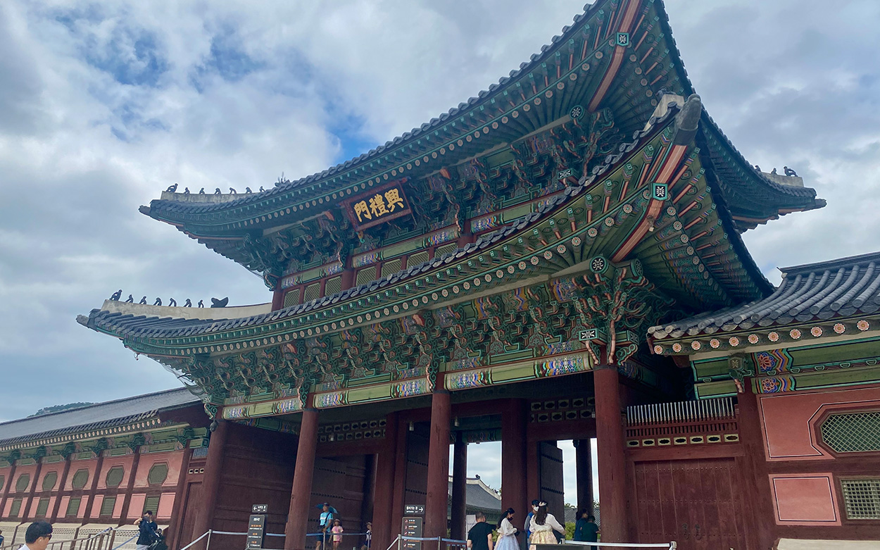 A picture of a traditional Korean building