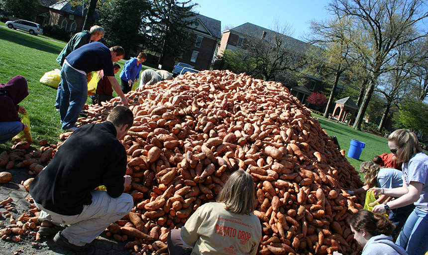 Roanoke College has a proud tradition of service to othersnews image