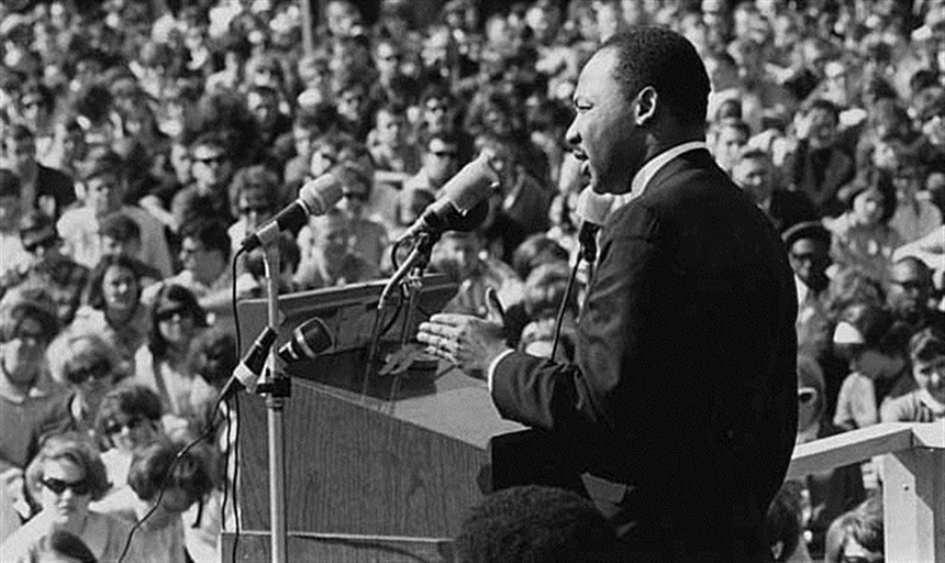 martin luther king jr giving a speech