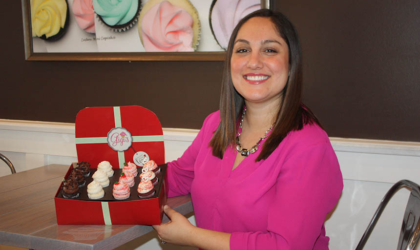 kaitrin young posing with a box of her cupcakes