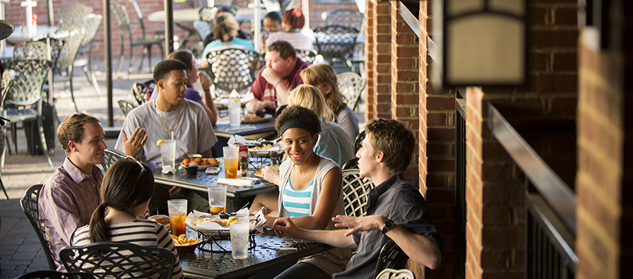 Students eating at Mac and Bobs