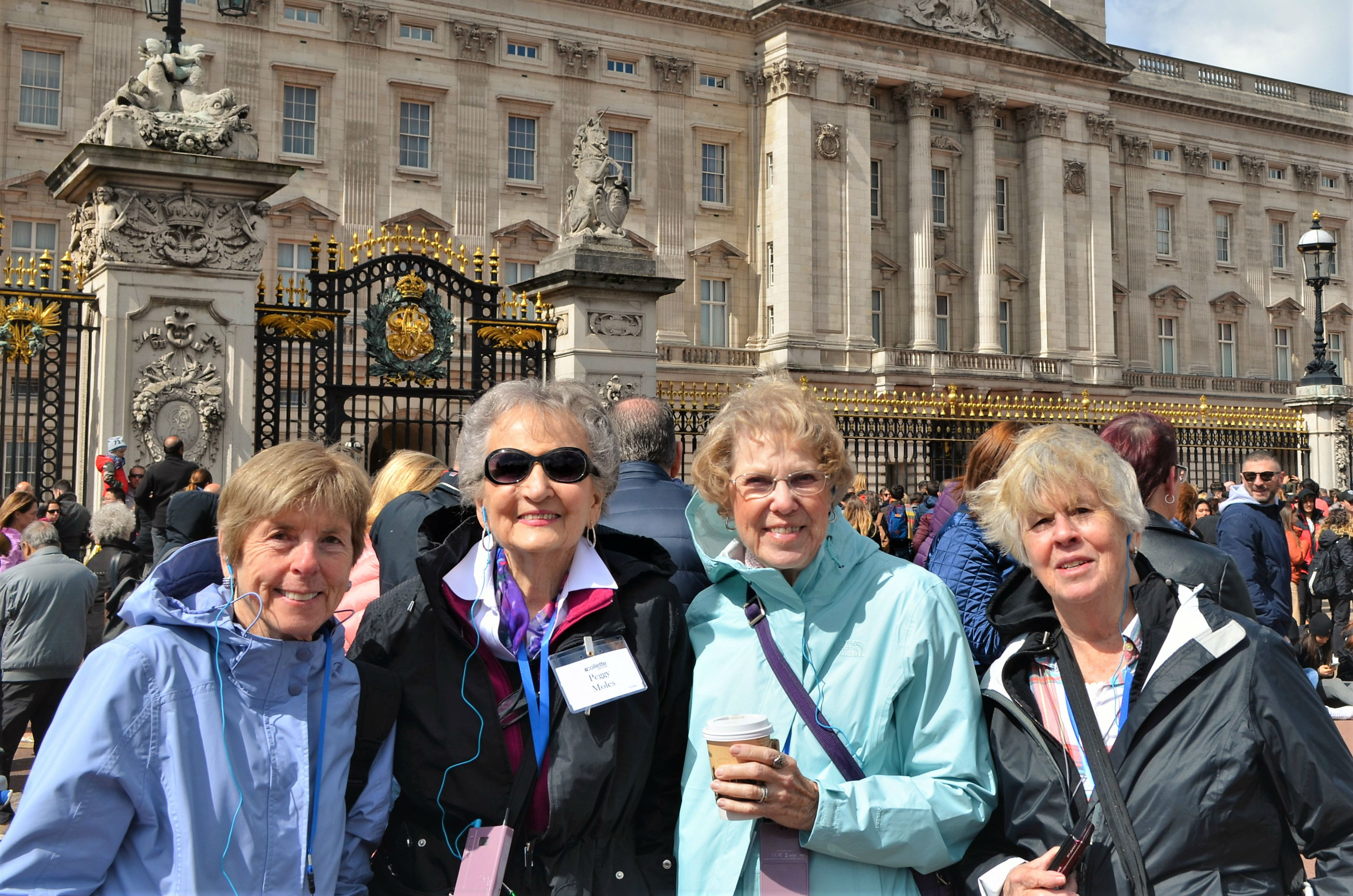 Elderscholars learning outside at Buckingham Palace