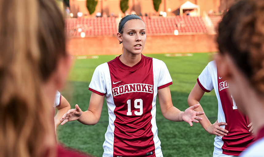 Jillian Barnard talking to teammates